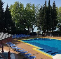 Piscina coperta, piscina stagionale all'aperto, ombrelloni da piscina