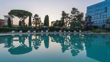 Outdoor pool, pool loungers