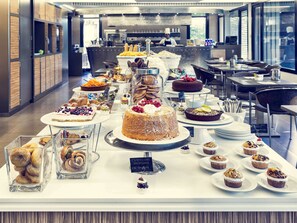 Petit déjeuner et dîner servis sur place
