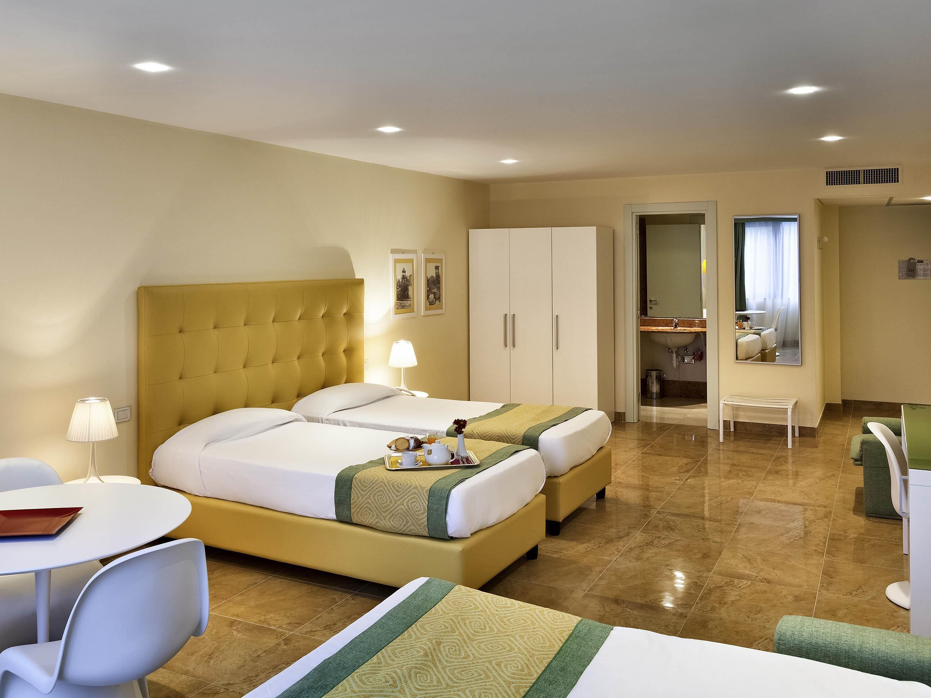 Superior-værelse til 3 personer - 2 enkeltsenge | Pengeskab på værelset, skrivebord, mørklægningsgardiner, lydisolering