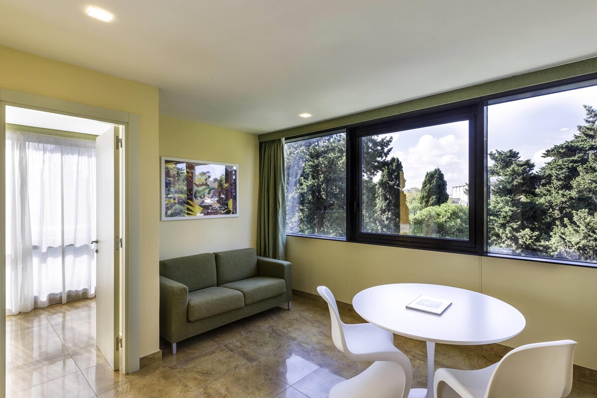 Junior Suite, 1 Double Bed | In-room safe, desk, blackout drapes, soundproofing