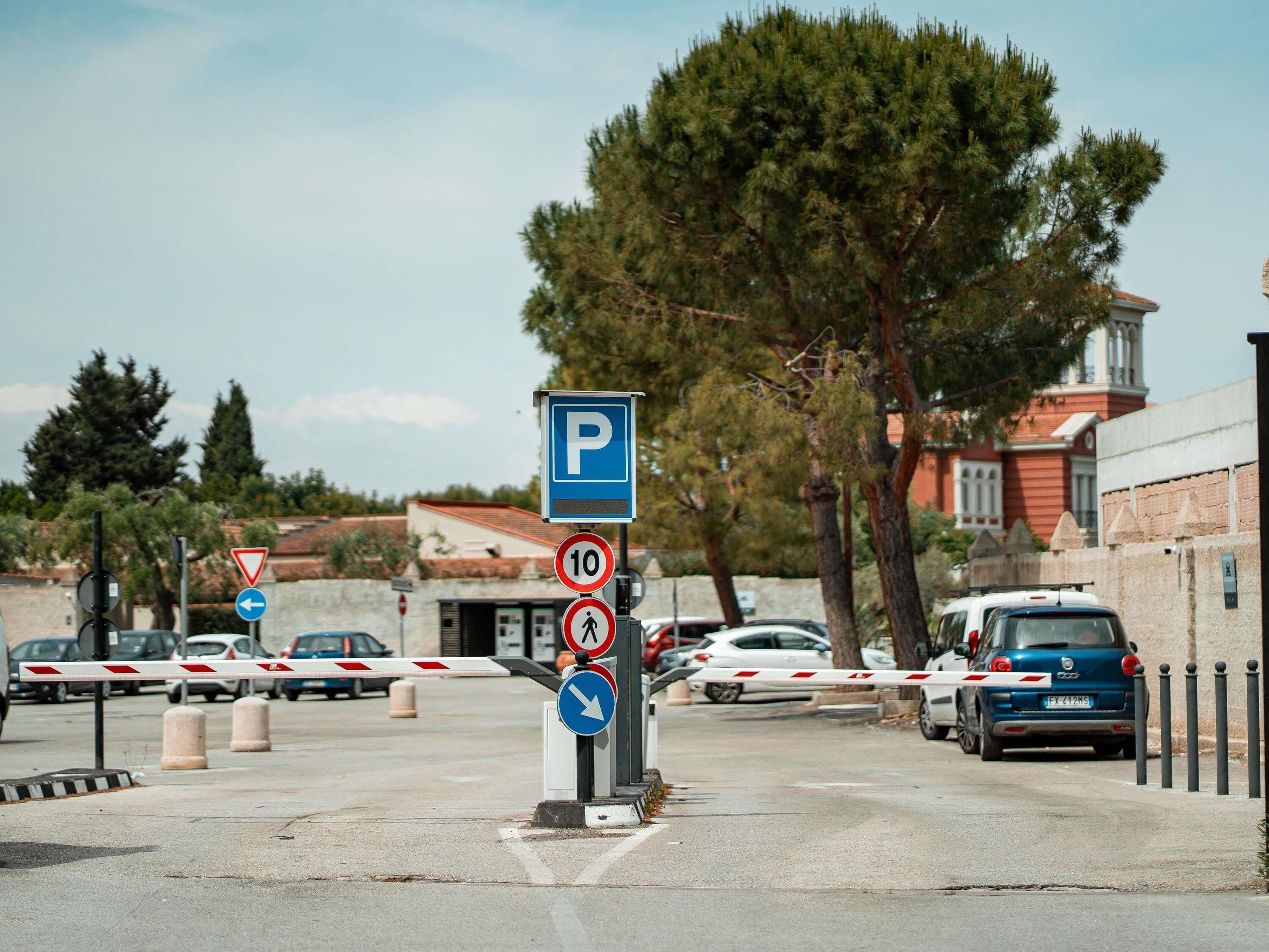 A parking sign with a blue 'P' and a no entry sign with a red triangle.