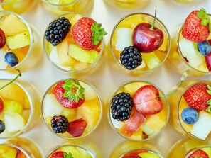 Päivittäinen täysi aamiainen (18 EUR per henkilö)