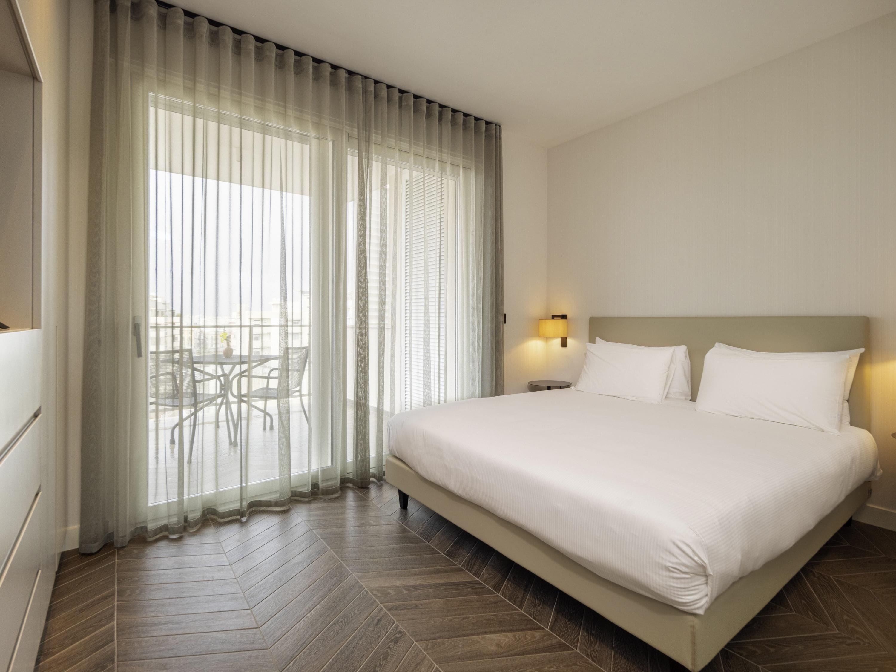 Apartament Deluxe, edifici annex | Caixa forta a l'habitació, escriptori i cortines opaques 