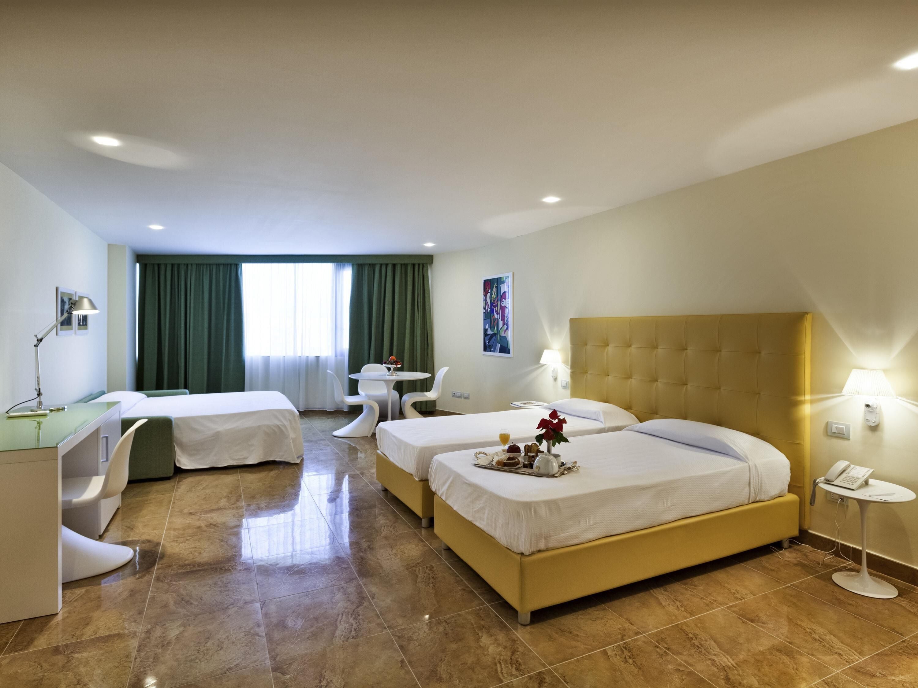 Safe på rommet, skrivebord, blendingsgardiner og lydisolert