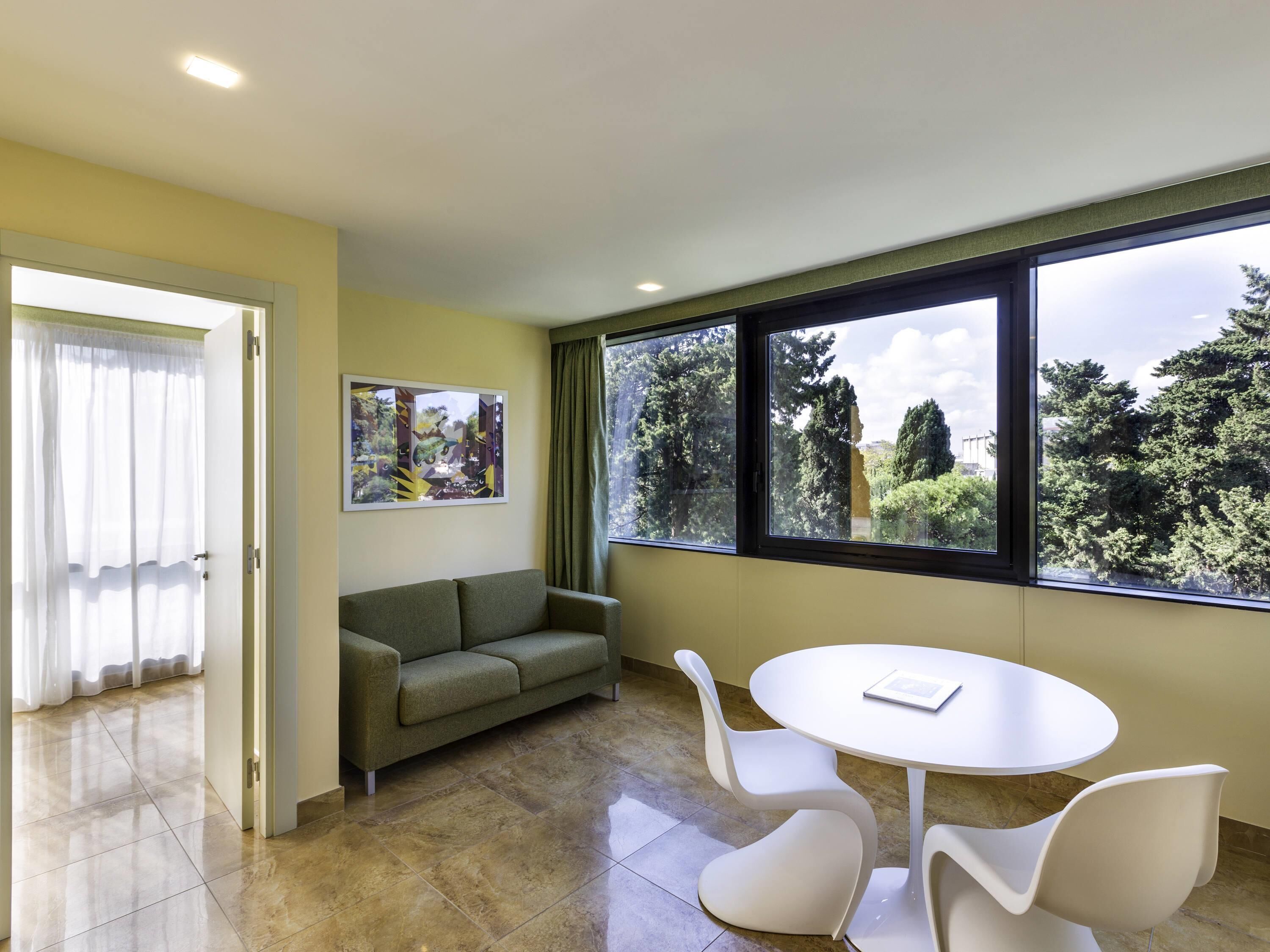 Junior Suite, 1 Double Bed | In-room safe, desk, blackout drapes, soundproofing