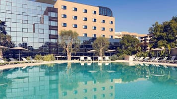Piscine extérieure, chaises longues