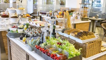 Desayuno completo diario (EUR 18 por persona)