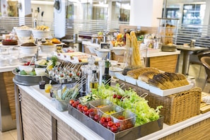 Desayuno completo (EUR 18 por persona) 