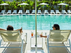 Piscine extérieure, chaises longues