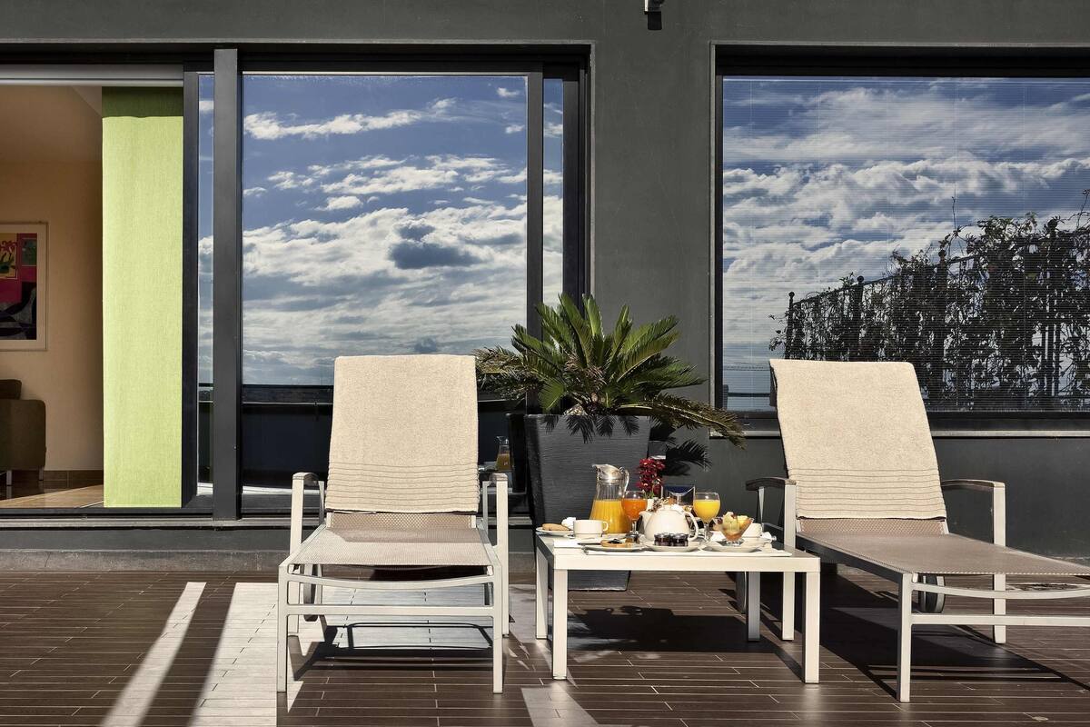 suite, 1 double bed | in-room safe, desk, blackout curtains, soundproofing