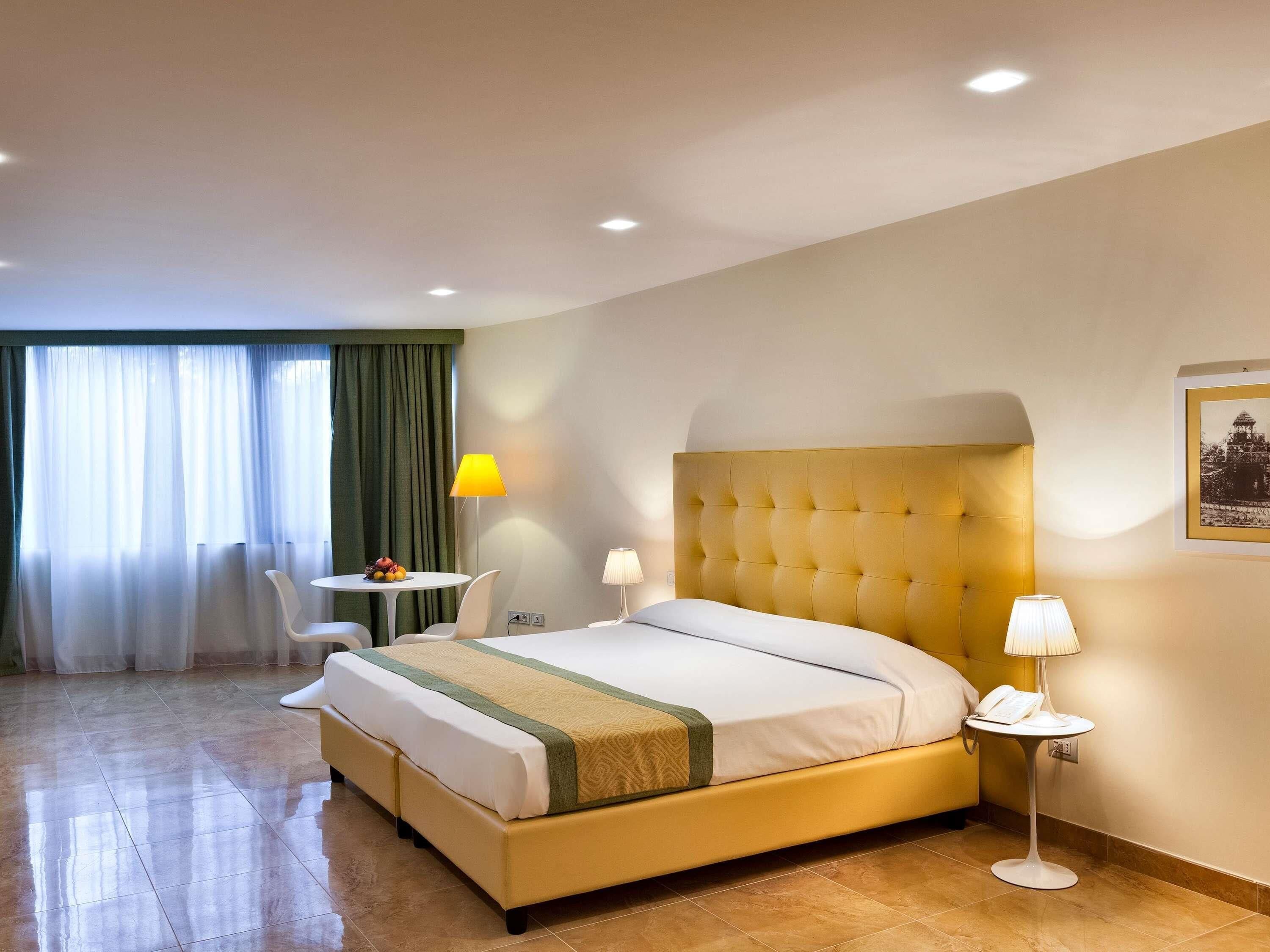 Habitació amb dos llits individuals superior, 1 llit doble | Caixa forta a l'habitació, escriptori i cortines opaques 