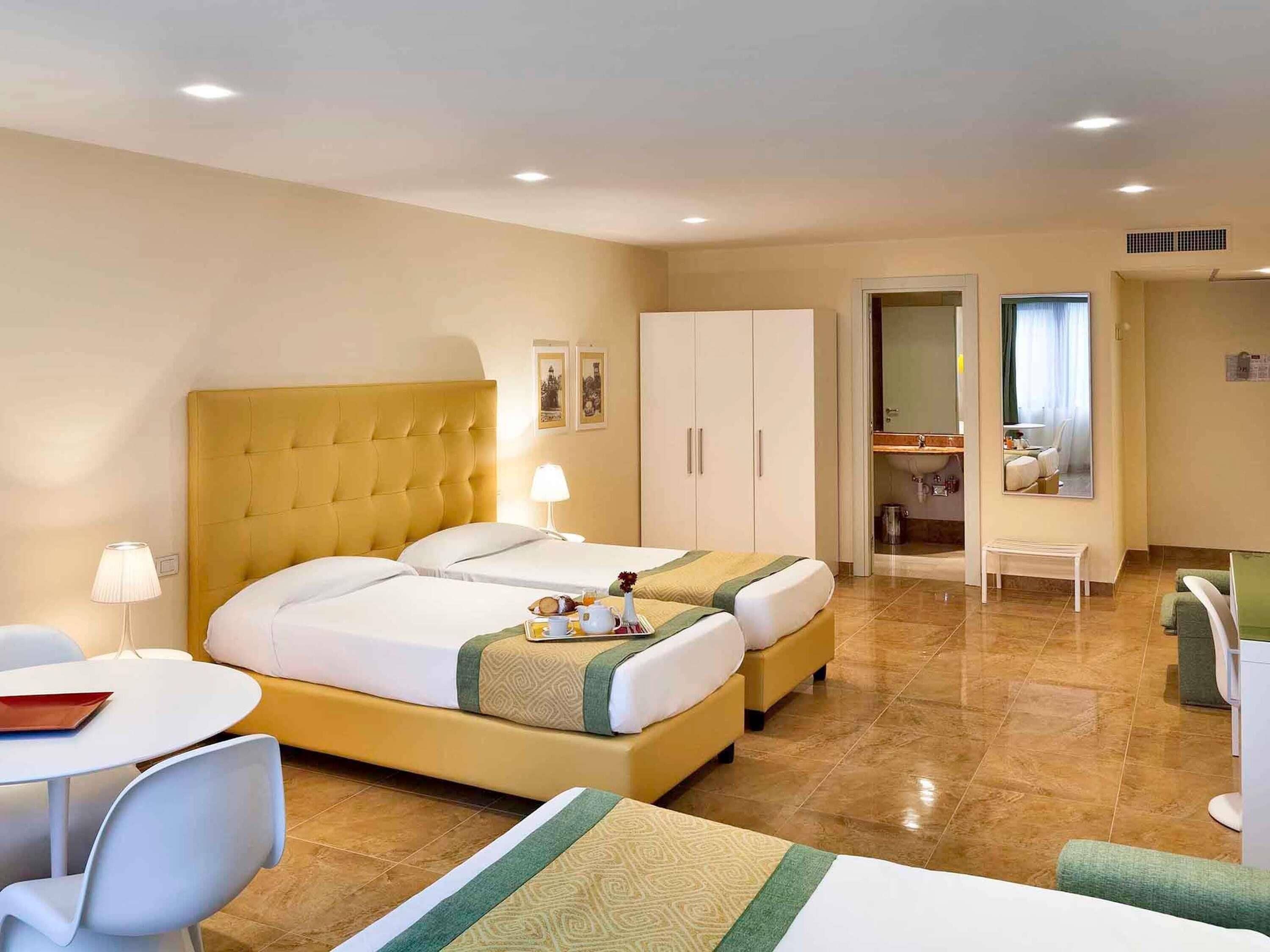 Habitació triple superior, 2 llits individuals | Caixa forta a l'habitació, escriptori i cortines opaques 