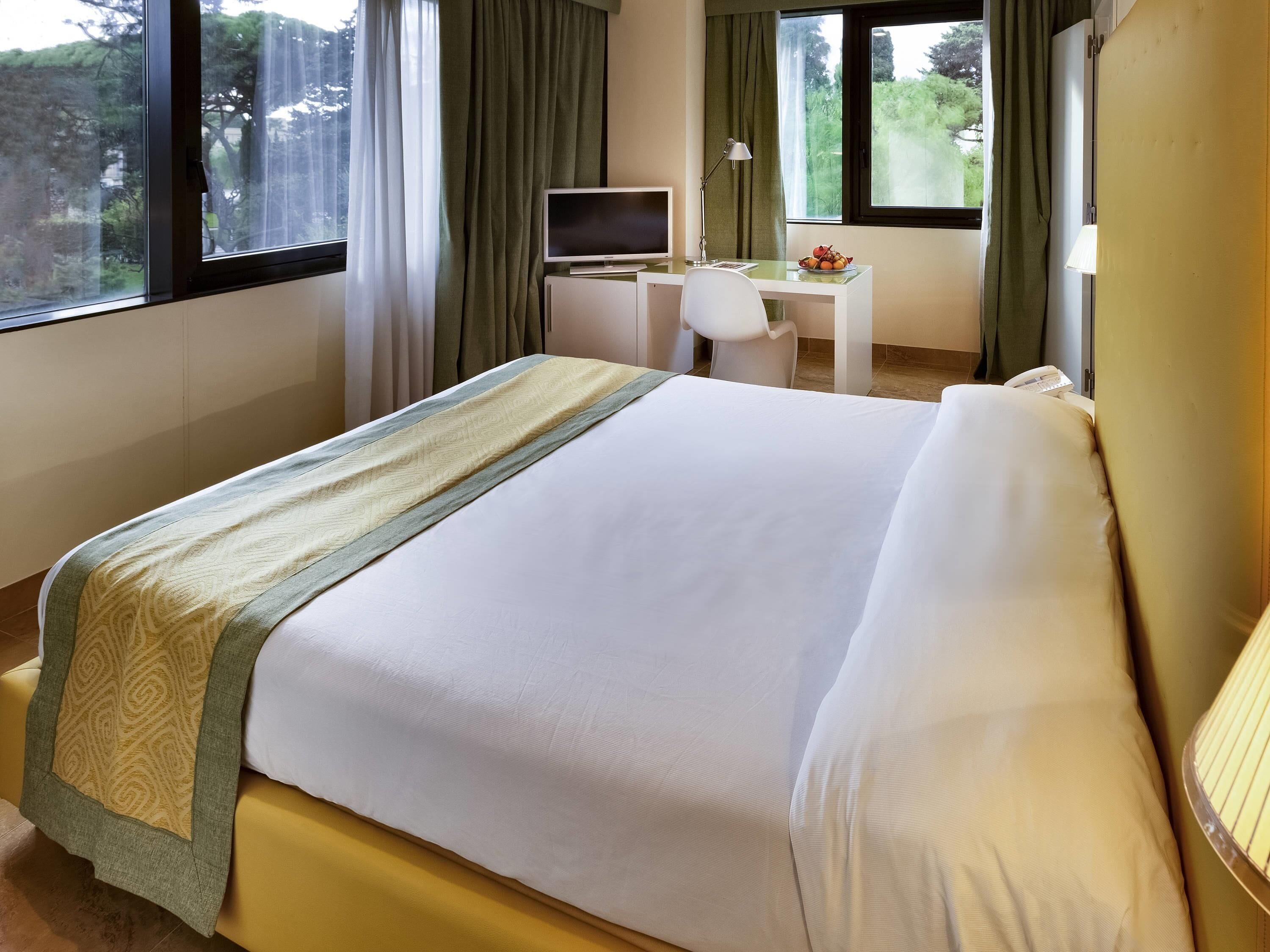 Suite júnior, 1 llit doble | Caixa forta a l'habitació, escriptori i cortines opaques 