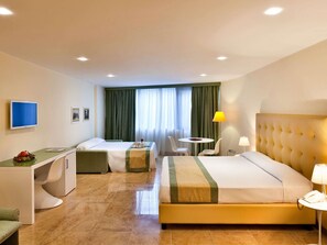 Tallelokero huoneessa, työpöytä, pimennysverhot, äänieristys