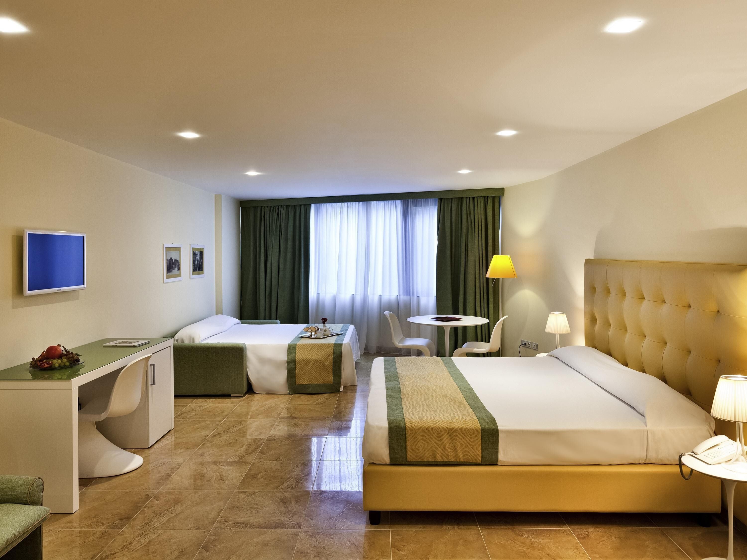 Superior-værelse - 2 enkeltsenge | Pengeskab på værelset, skrivebord, mørklægningsgardiner, lydisolering