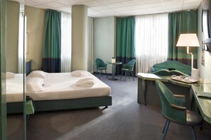 Junior Suite | Minibar, in-room safe, desk, blackout drapes