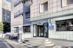 Un edificio moderno con un letrero que dice Italia Hotel & Residence.