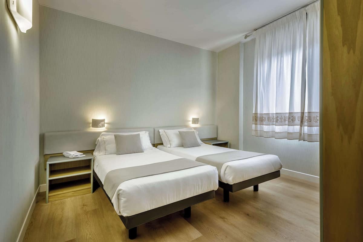 Hypo-allergenic bedding, minibar, in-room safe, desk