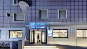 La entrada de un hotel con un cartel que dice "ITALIA HOTEL & RESIDENCE", un letrero de Best Western y una escalera que lleva a la entrada.