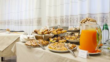 Tägliches Frühstücksbuffet (12 EUR pro Person)