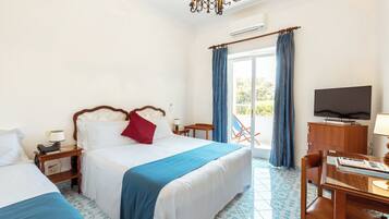 Tripla Superior, balcone, vista giardino | Lenzuola Frette, minibar con snack e bevande gratuite