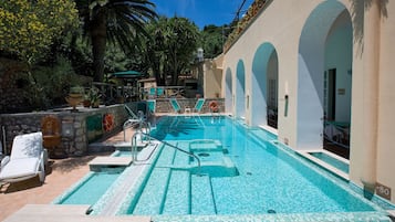 Piscina stagionale all'aperto, ombrelloni da piscina, lettini