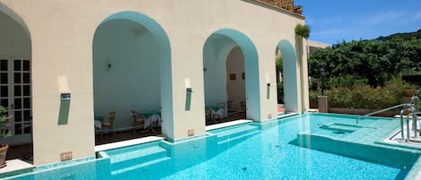 Alberca al aire libre por temporada y sombrillas en la alberca