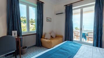 Superior-Doppelzimmer, Balkon, Meerblick | Italienische Bettbezüge von Frette, kostenlose Minibar, Zimmersafe