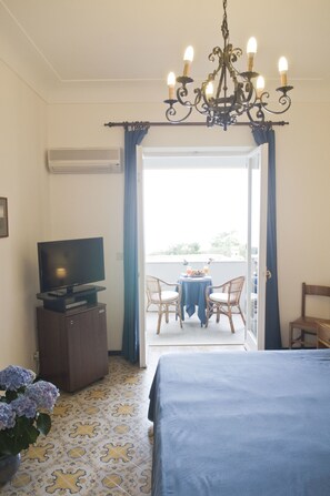 Frette Italian sheets, free minibar, in-room safe, free WiFi