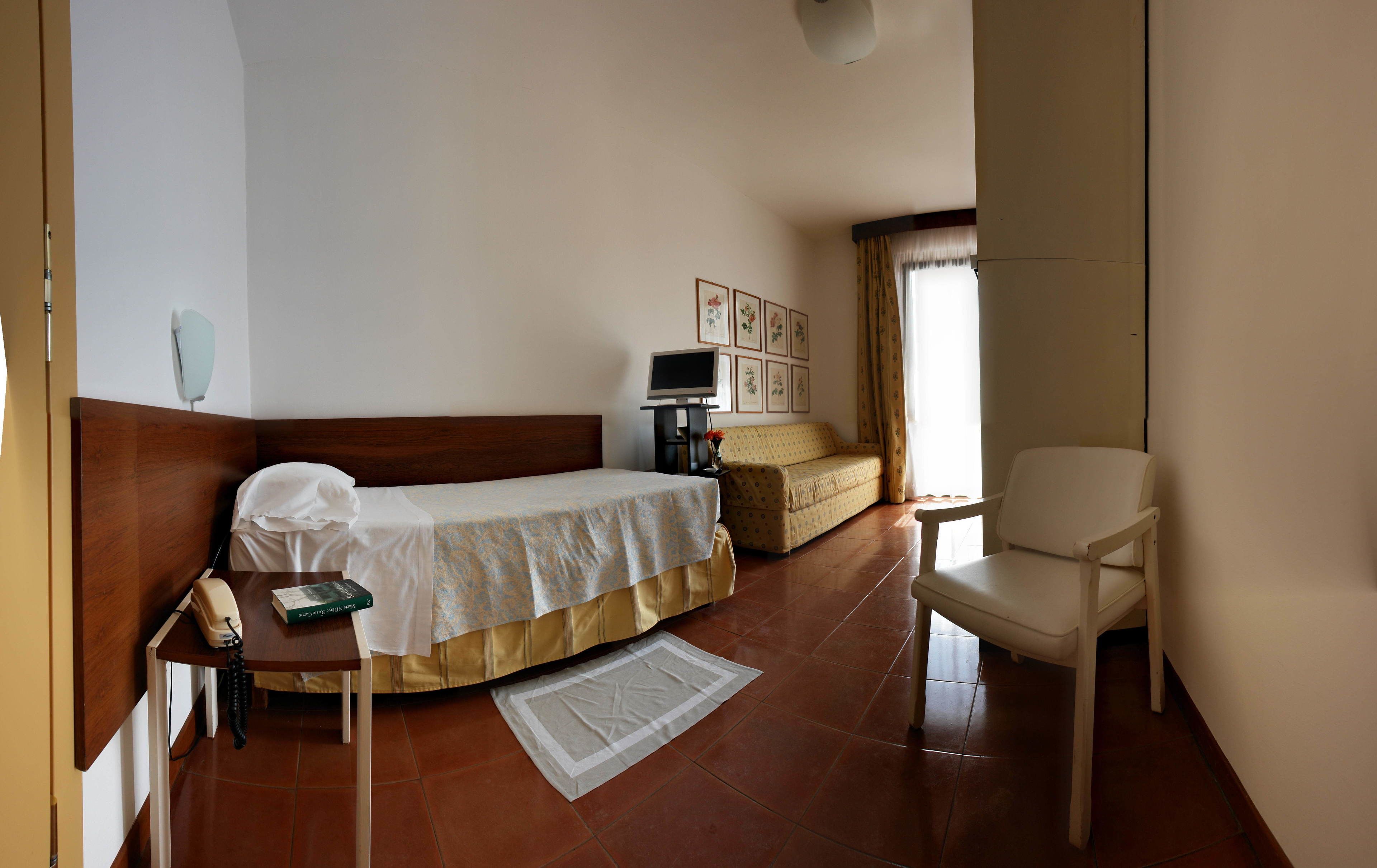 single room | premium bedding, minibar, in-room safe, desk