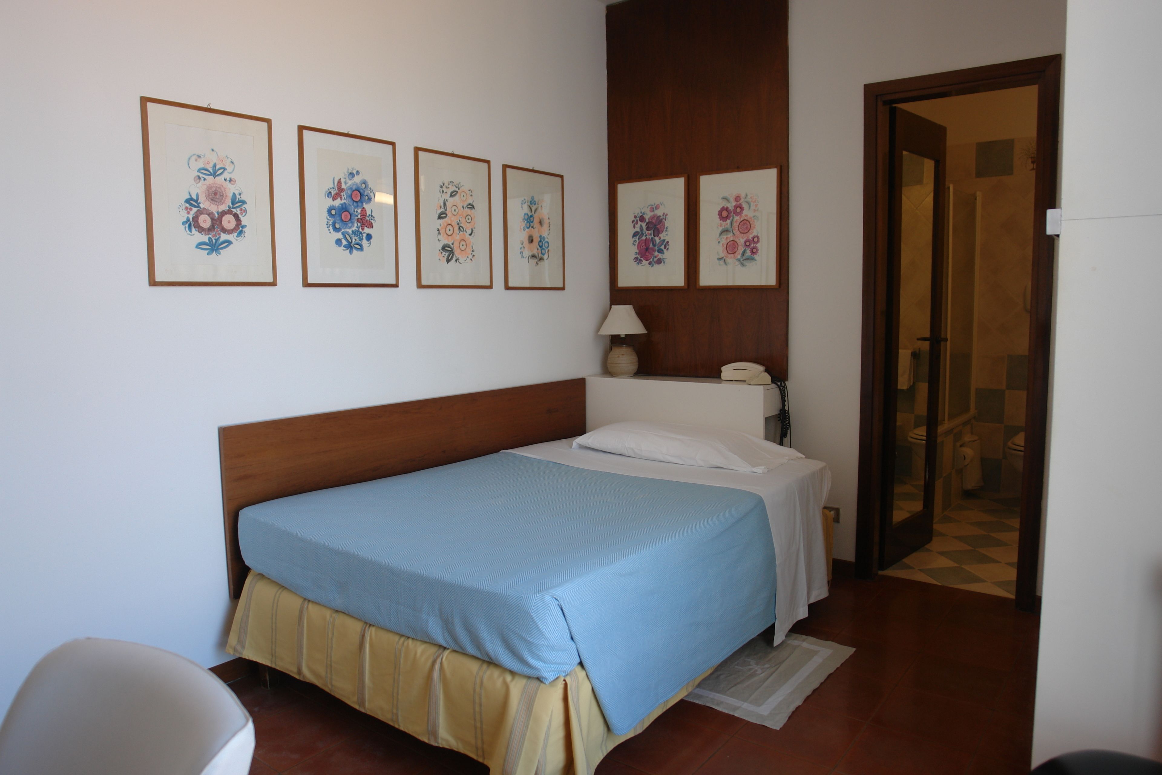 single room | premium bedding, minibar, in-room safe, desk