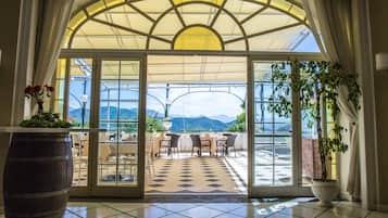 Breakfast, lunch, dinner served; Italian cuisine, alfresco dining