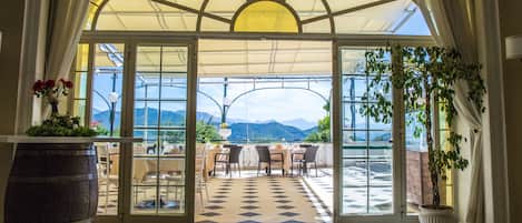 Se sirven desayunos, comidas y cocina italiana con mesas al aire libre