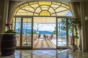 Breakfast, lunch, dinner served; Italian cuisine, alfresco dining 