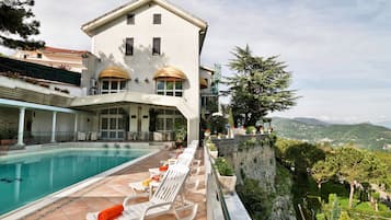 Piscine extérieure (ouverte en saison), chaises longues