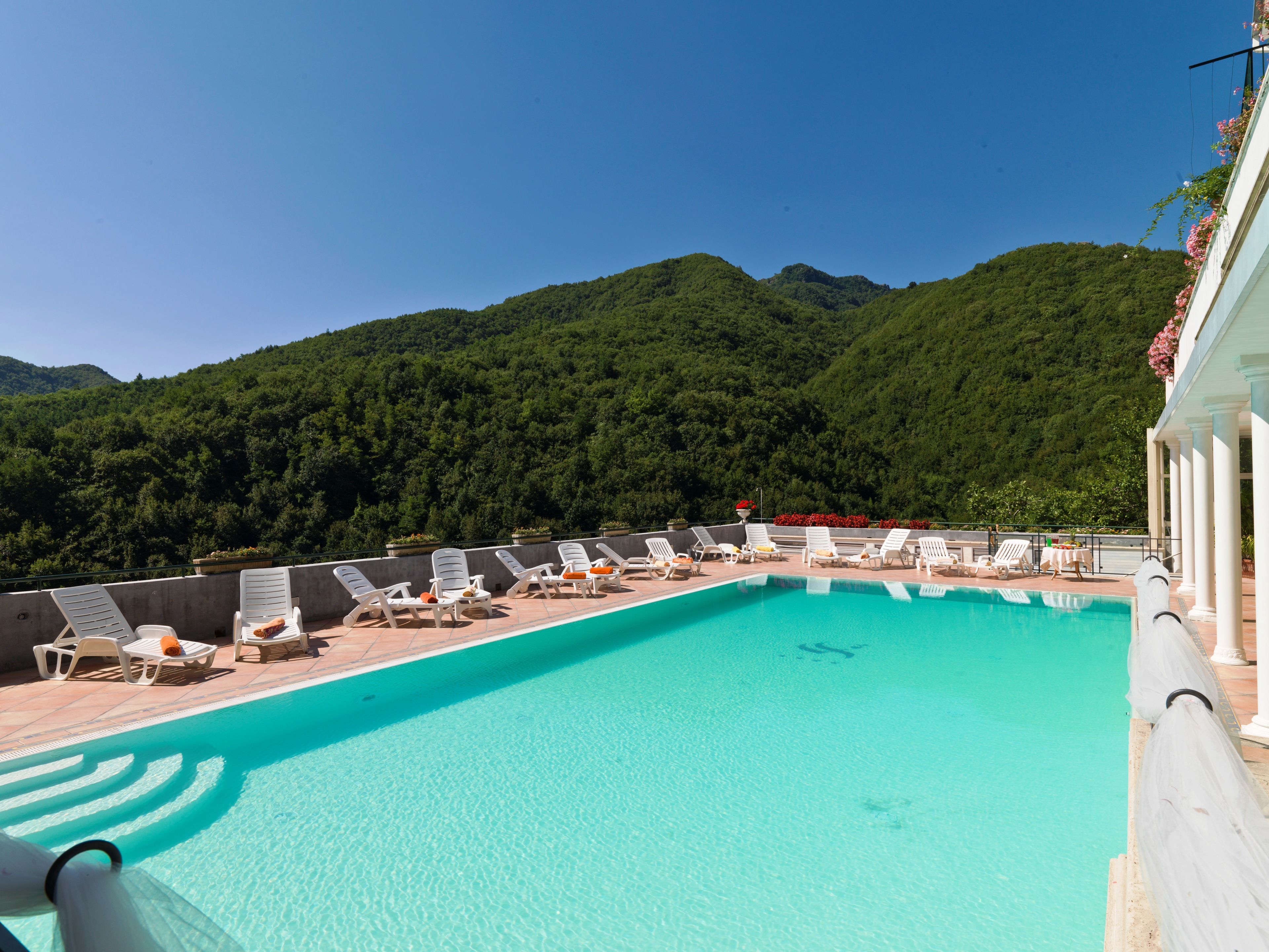 Piscine extérieure (ouverte en saison), chaises longues