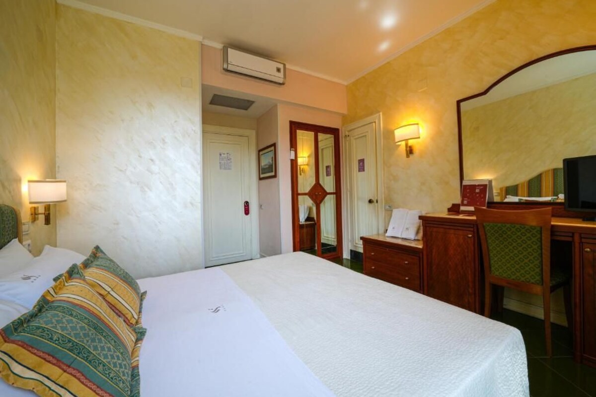 Luxe beddengoed, een minibar, een kluis op de kamer, een bureau