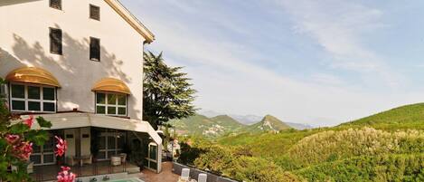 Kauden mukainen ulkouima-allas avoinna 9.00–18.00, aurinkotuoleja