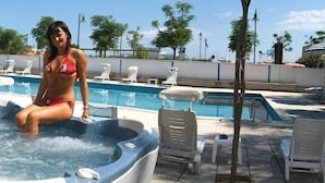 Un área de hidromasaje con sillones de descanso y una piscina.