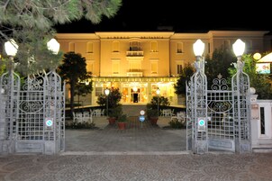 Fachada del alojamiento - Noche
