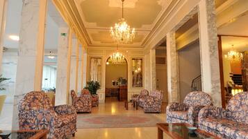Coin salon dans le hall