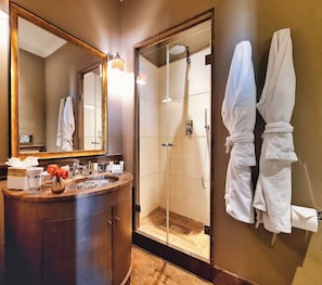 Appartement supĂ©rieur, dans lâĂ©difice annexe | Salle de bain | Ensemble baignoire-douche, articles de toilette (gratuits)