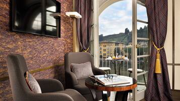 Suite junior, balcón, vista al río | Ropa de cama de alta calidad y minibar