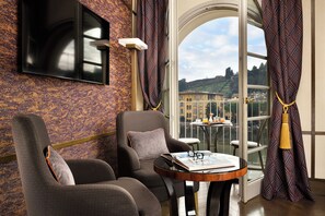 Junior Suite, Balcony, River View | Premium bedding, minibar, in-room safe, soundproofing - Hotel Balestri (Florence)