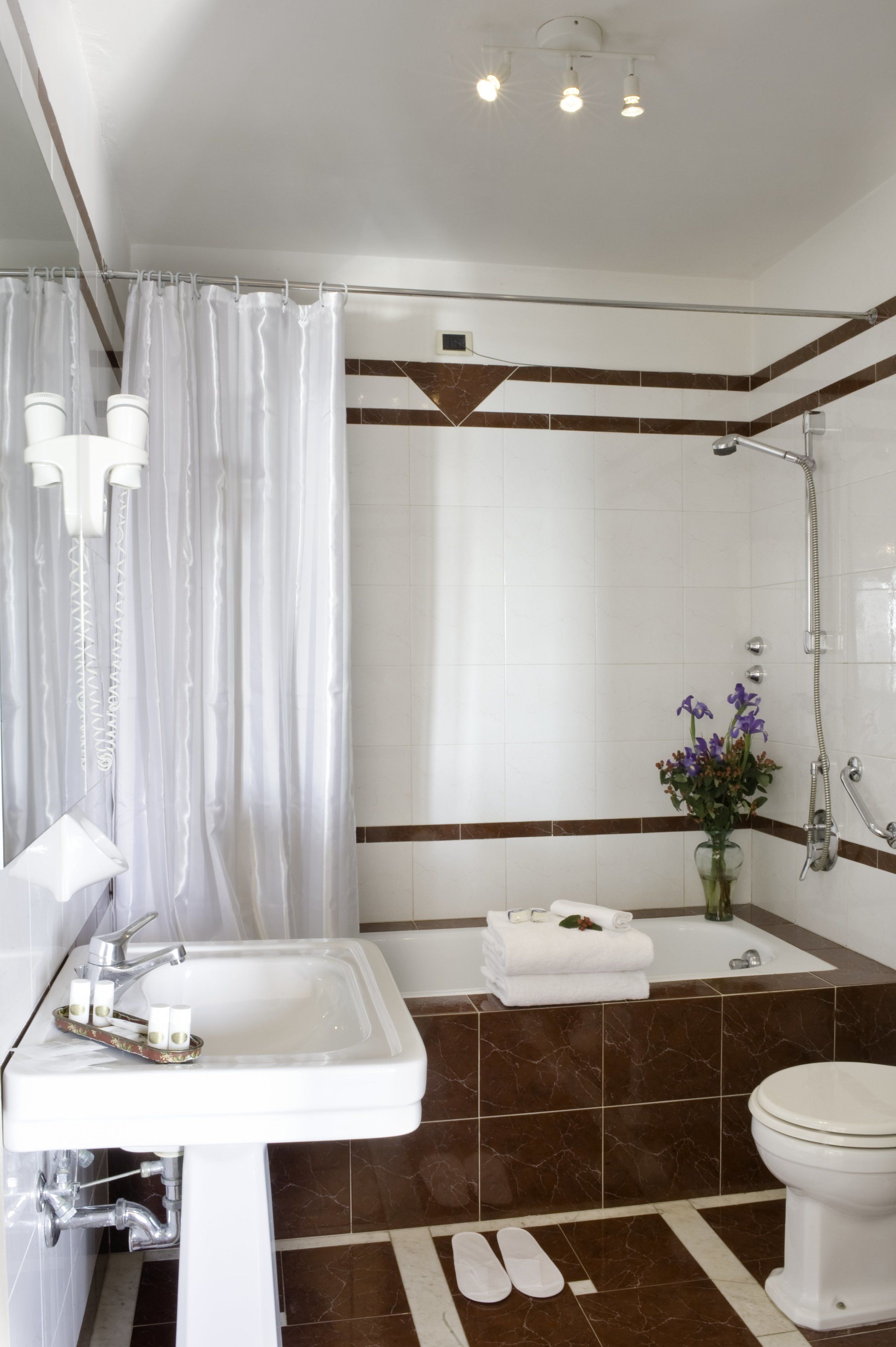double or twin room | bathroom | combined shower/bathtub, free toiletries, hair dryer, slippers