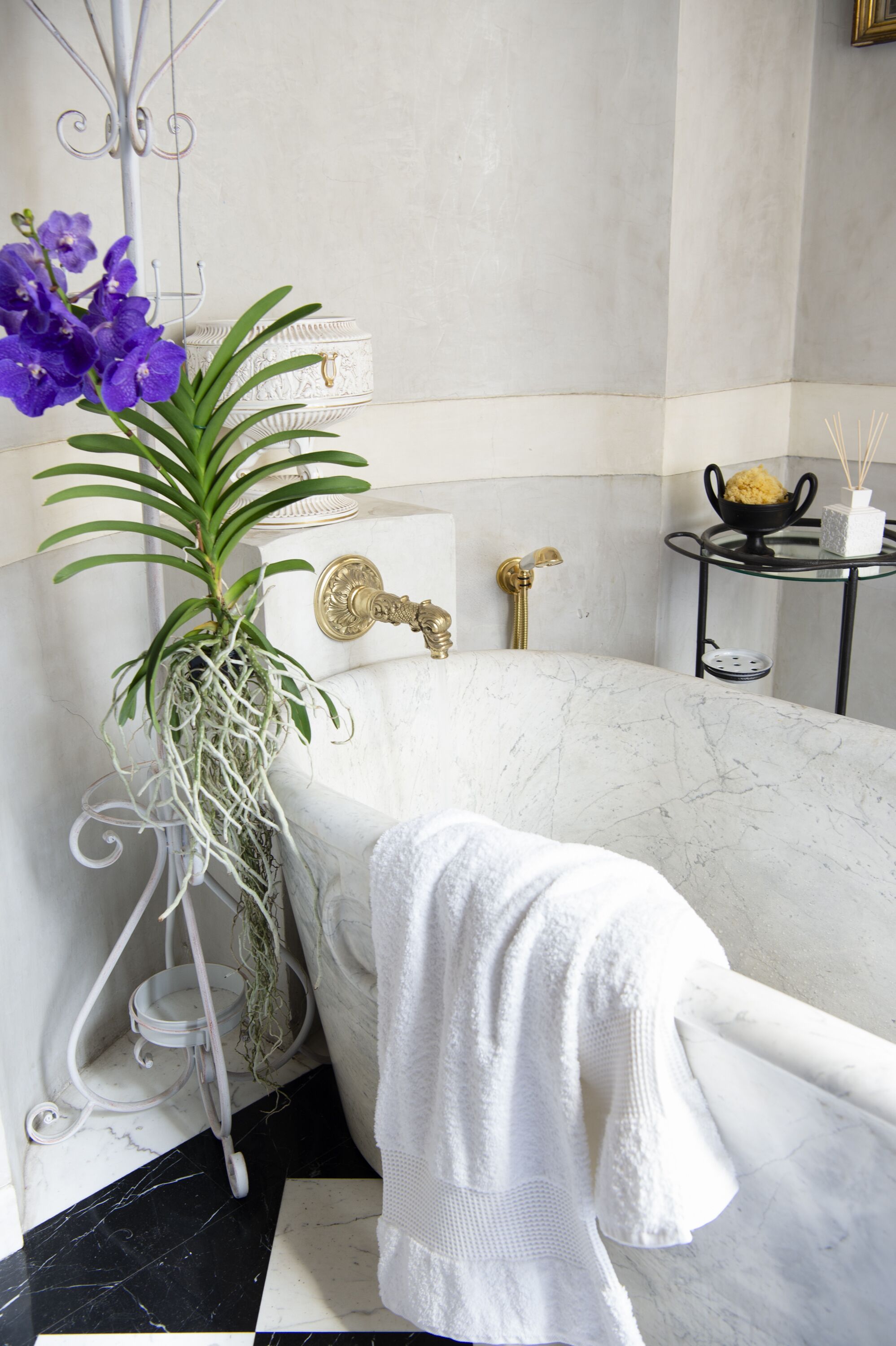 junior suite | bathroom | combined shower/bathtub, free toiletries, hair dryer, slippers