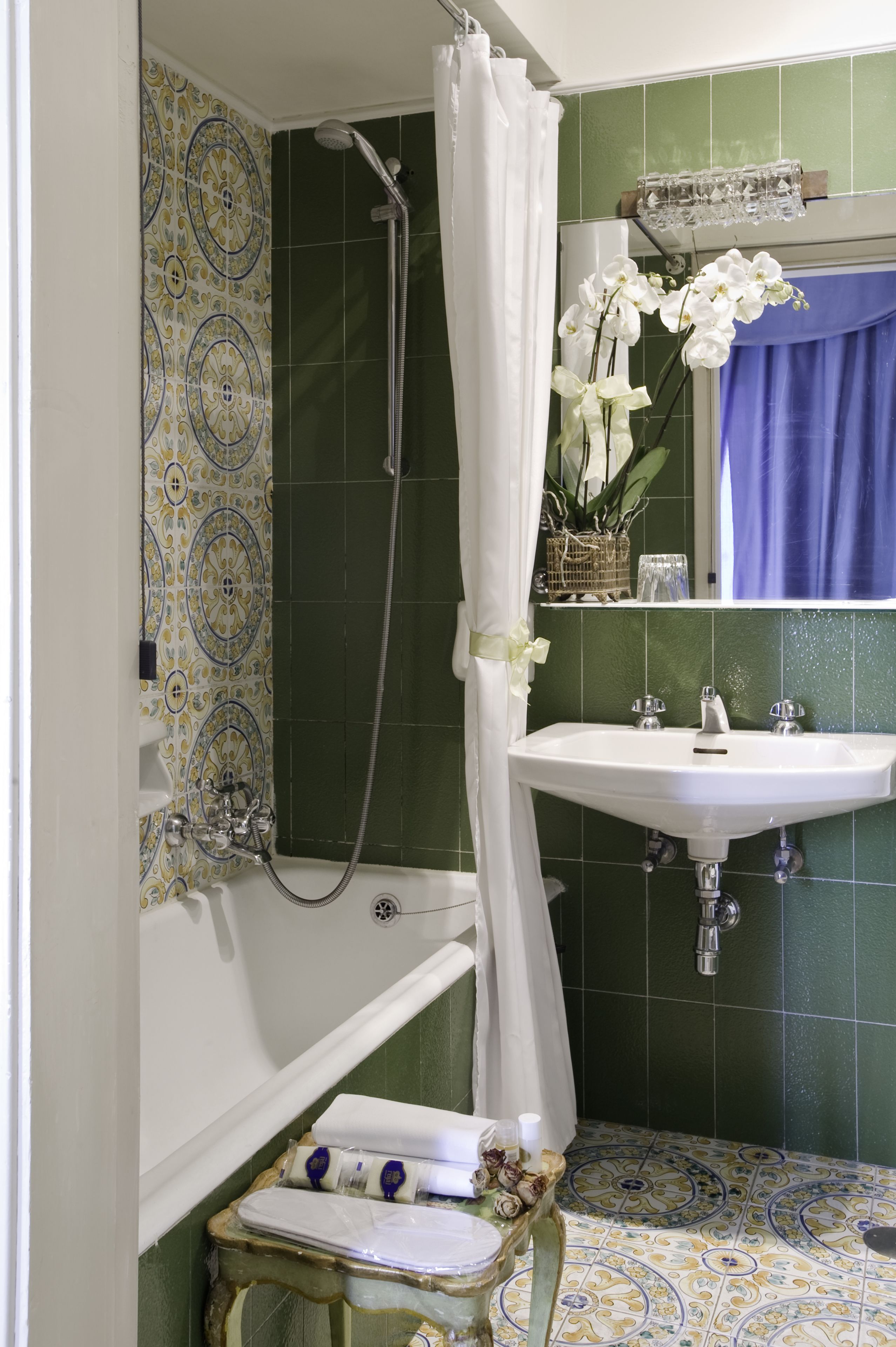 single room | bathroom | combined shower/bathtub, free toiletries, hair dryer, slippers