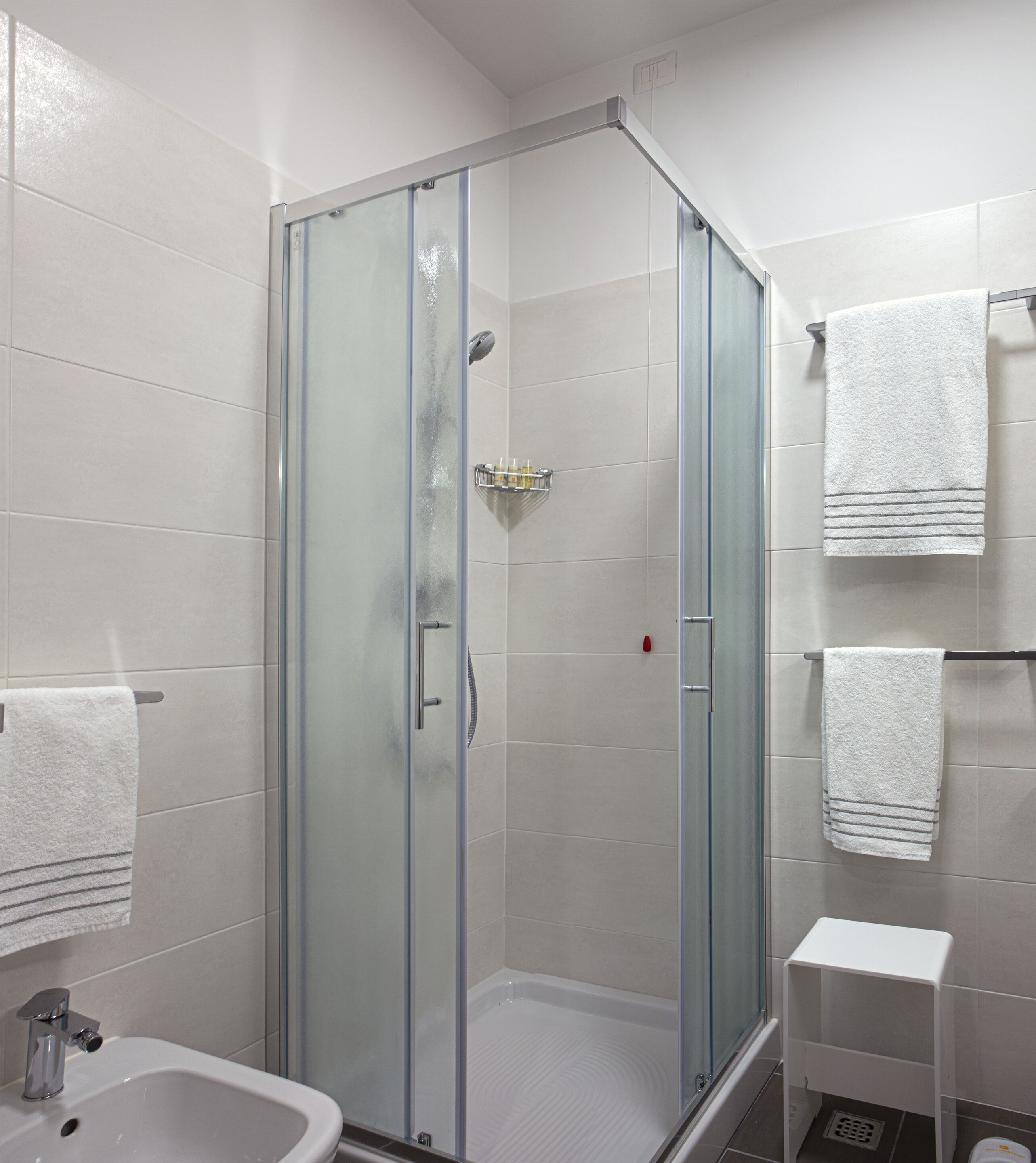 triple room | bathroom | bathtub, hair dryer, slippers, bidet