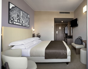 Doppelzimmer zur Einzelnutzung, 1 Einzelbett | Allergikerbettwaren, Minibar, Zimmersafe, Schreibtisch